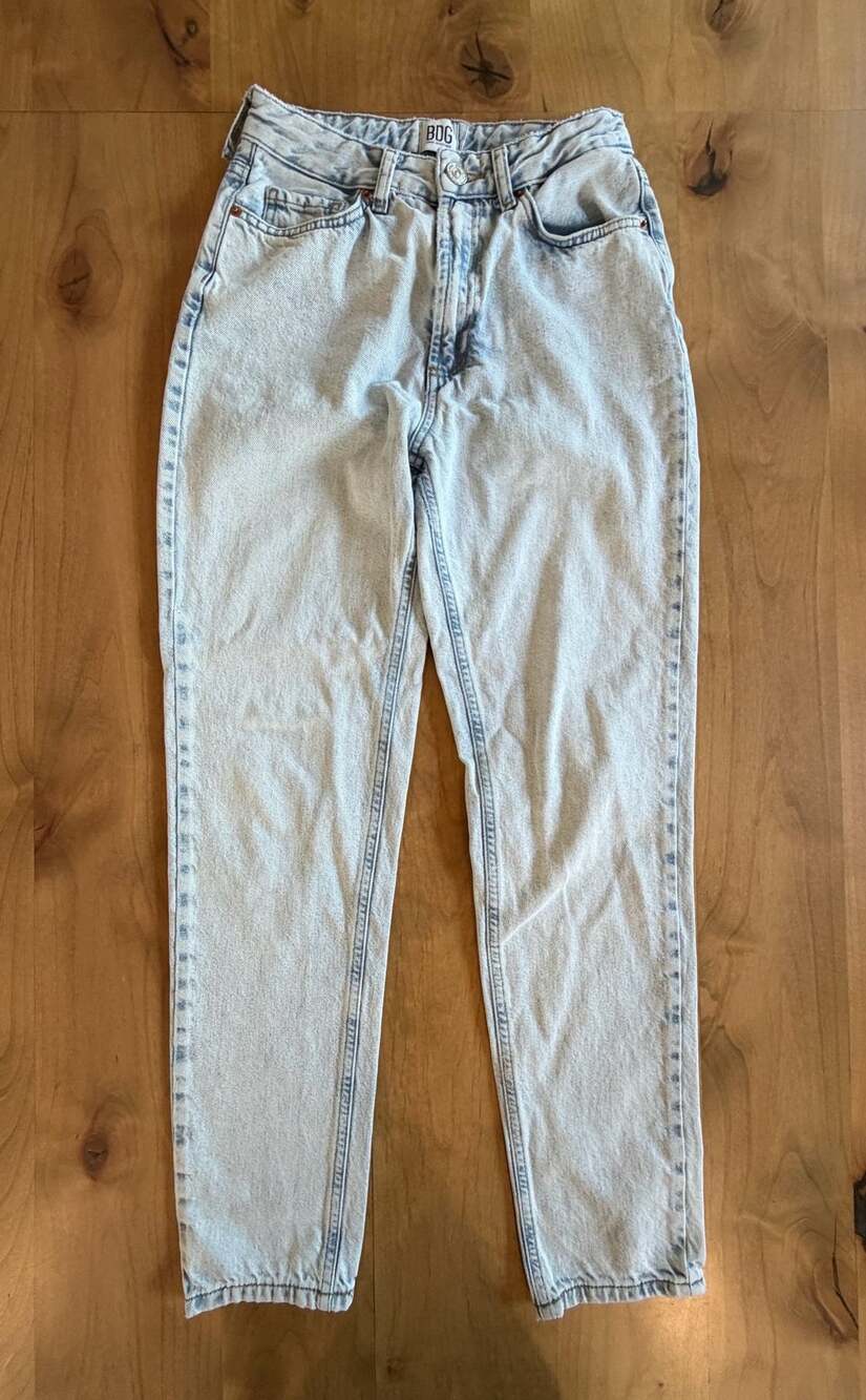 BDG Urban Outfitters Mom High Rise Jeans Size 26 Light Wash
